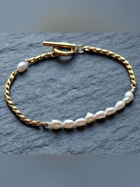 Delicate Gold Chain Toggle Bracelet with Pearl Accent